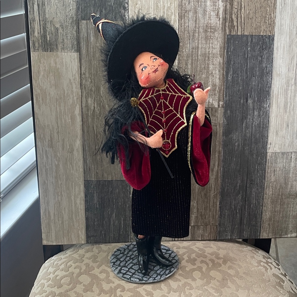 VINTAGE Annalee Witch Figurine with Red & Black dress poison apple 2006. 16”
